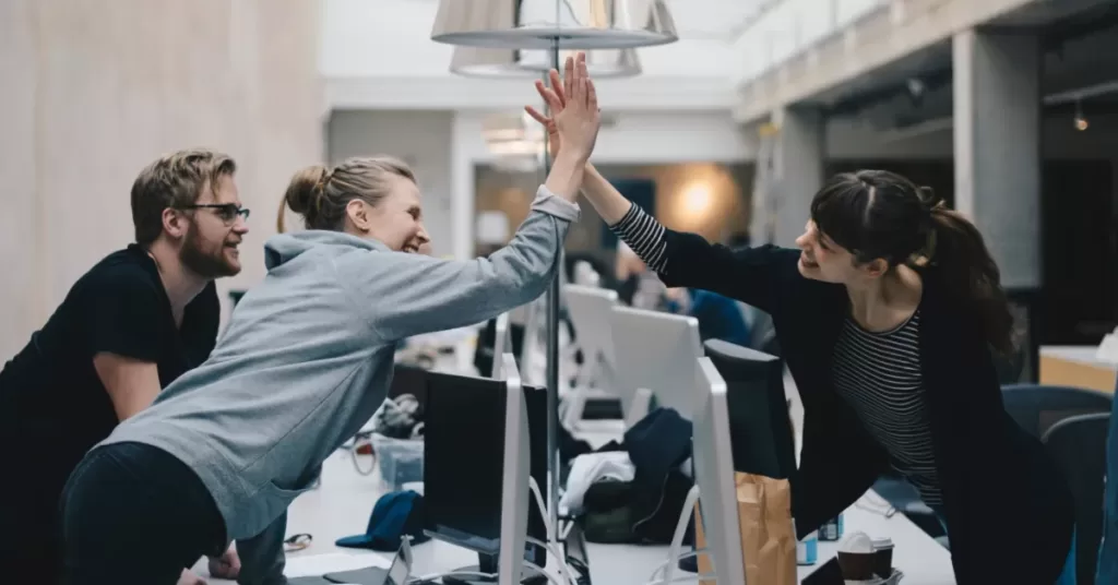 Zespół produktywnych pracowników w pracy