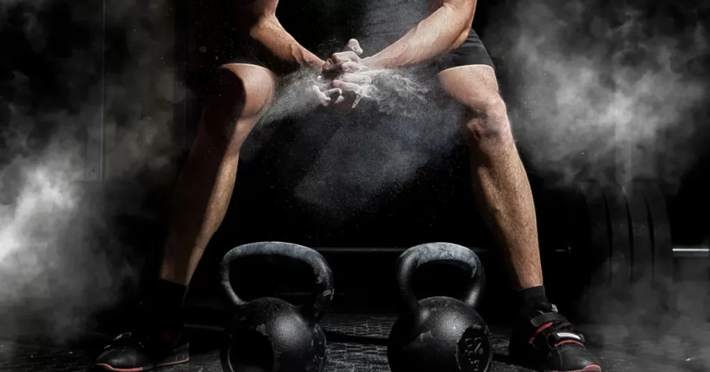 Sportowiec przygotowuje się do treningu kettlebell