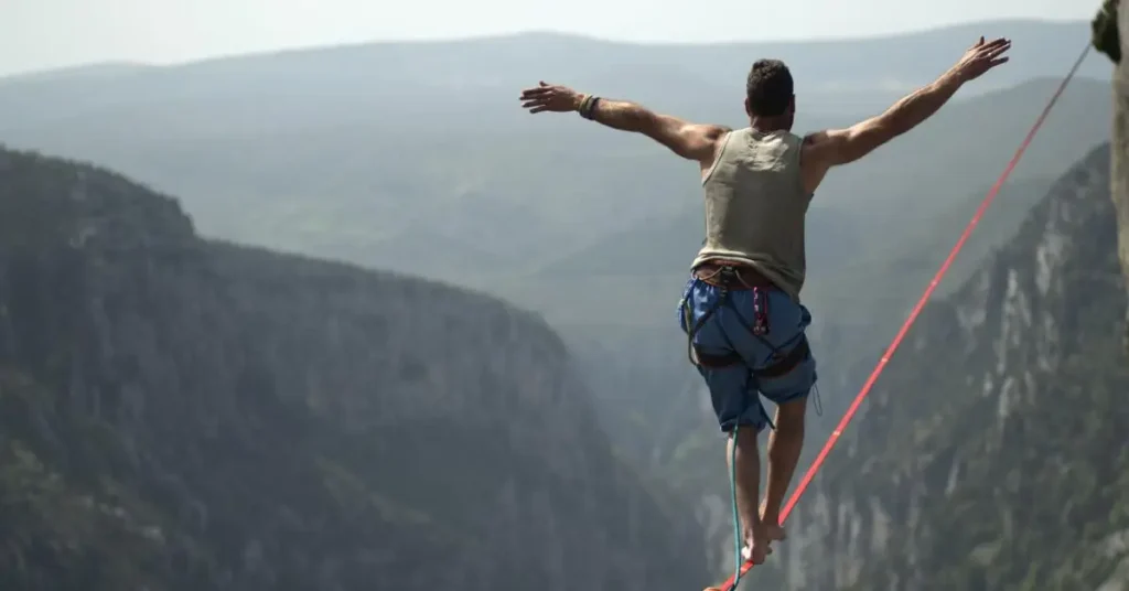 Slackliner balansuje na linie w górach